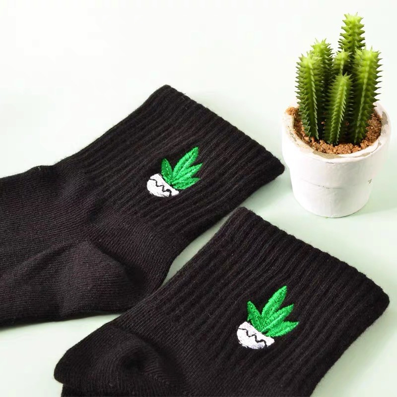 Tất sneaker cotton cao cấp thêu hình trang trí.