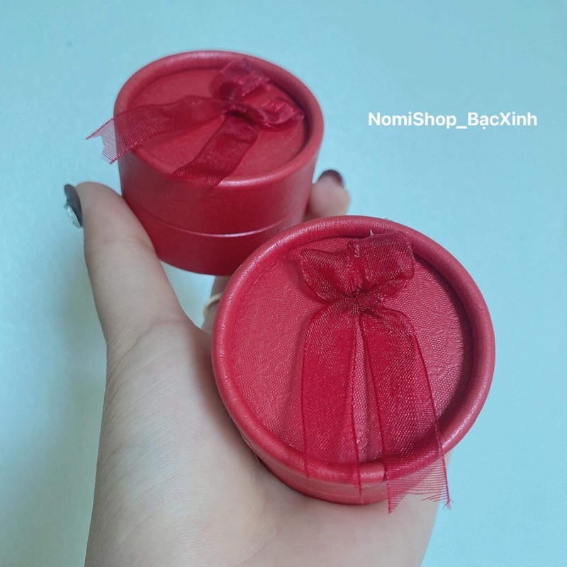 Hộp đựng nhẫn thắt nơ dáng tròn màu đỏ bắt mắt làm hộp tặng quà hết ý Mainomi Shop Bạc Xinh