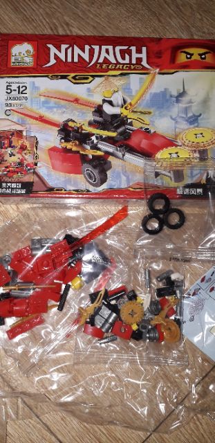 Lắp ráp 1 hộp LegoNinja 80070 có nhiều chi tiết bằng nhựa ABS