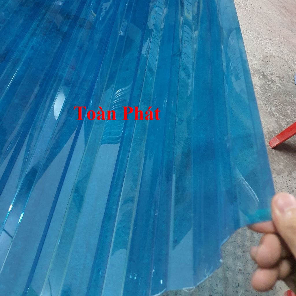 Khổ rộng 1.05m x dài 1m ) Tôn nhựa Poly MÀU XANH dạng sóng lấy sáng