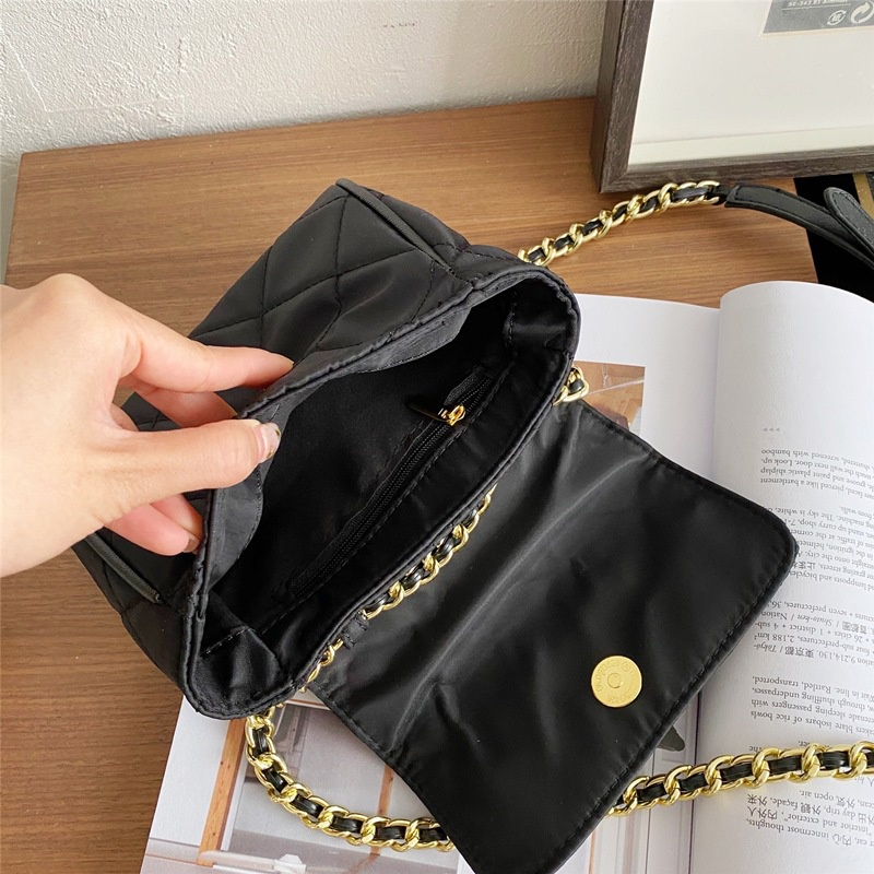 Túi Đeo Chéo Vải Oxford Phối Dây Xích Thời Trang Dành Cho Nữ