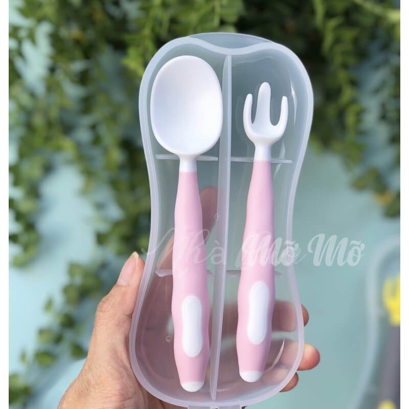 Set Thìa Muỗng Nĩa Cong Cho Bé Tập Xúc Có Hộp Mẫu Thân Tròn - Nhà Mỡ Mỡ