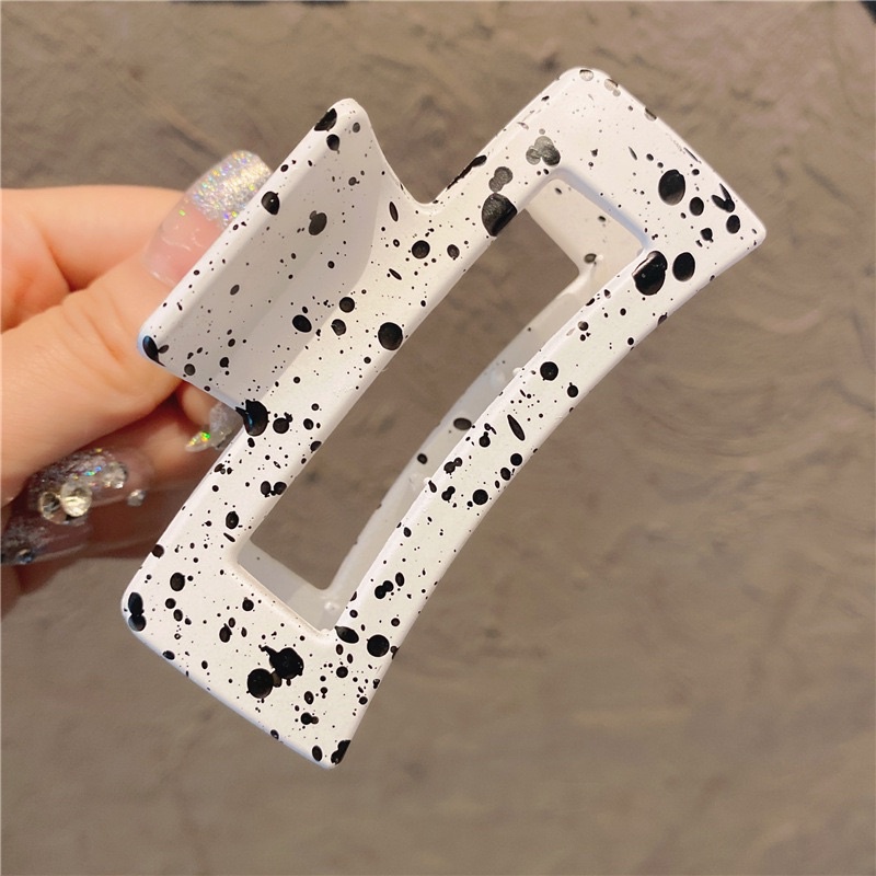 Kẹp tóc càng cua vuông họa tiết hình bò sữa