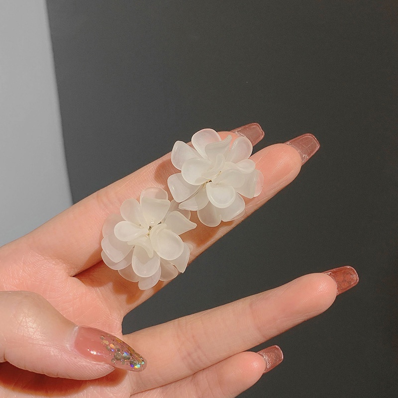 Khuyên tai phối hình hoa trắng phong cách Hàn Quốc thời trang