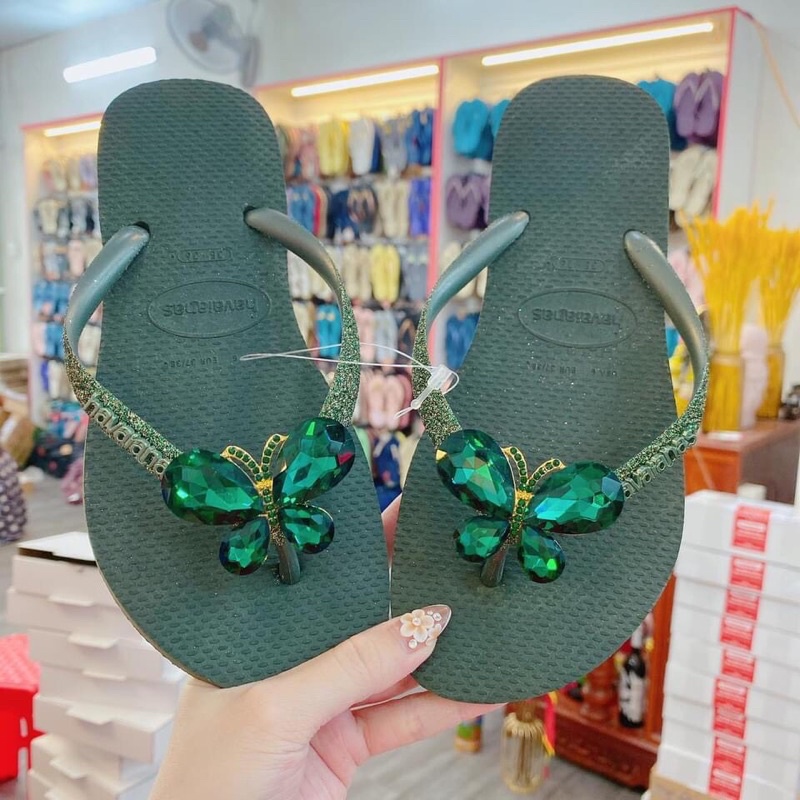 dép HVN Kim tuyến xanh rêu mix charm đá xanh