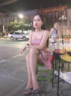 Váy hoa nhí đỏ