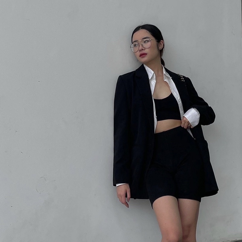 Áo đen suông rộng cá tính