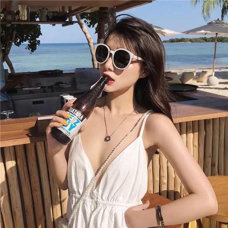 Kính râm gọng chữ V trắng hot trend