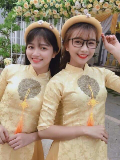 Áo dài bưng mâm cách tân gấm