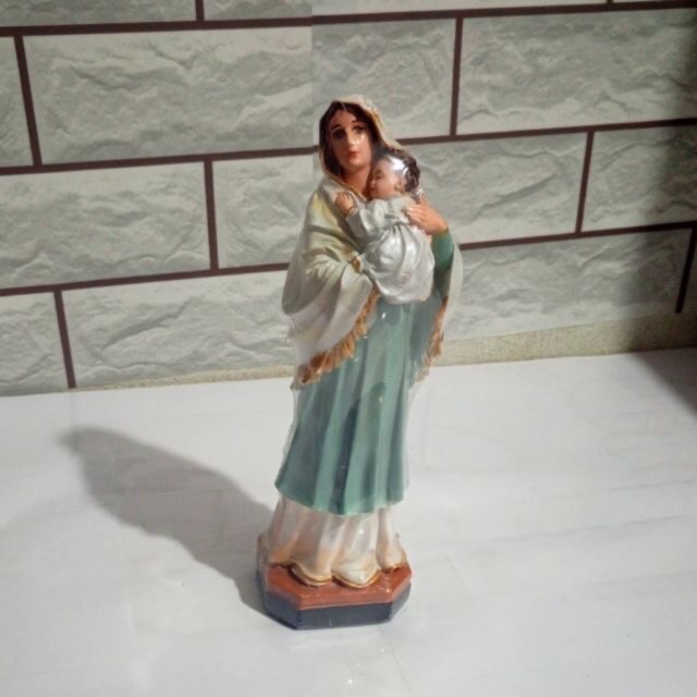 70. Đức Mẹ bế Chúa 25cm