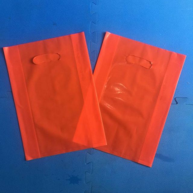 Túi đỏ đóng quần áo chuyên nghiệp dành cho các shop.Giá 35.000 đ/ kg
