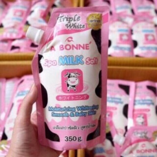 Muối tắm tẩy tế bào da chết.