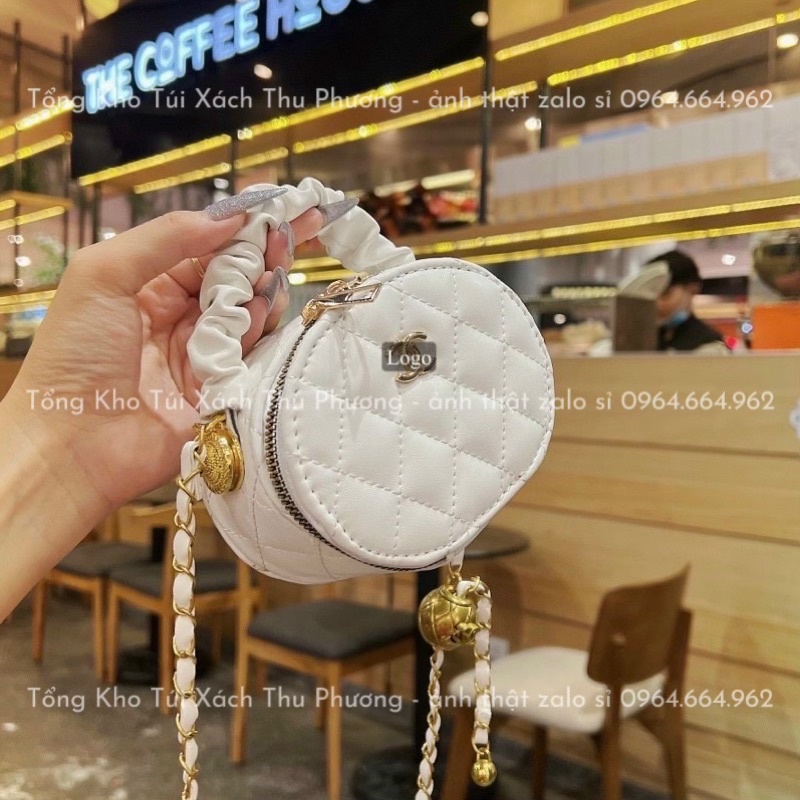Túi đeo chéo dáng tròn quai nhún trần ô đính logo kèm dây đeo quả chuông siêu xinh