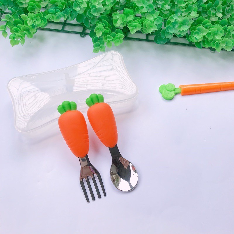 Set Thìa Nĩa Inox, Tay Cầm Silicone Chống Trượt Cho Bé Tập Xúc, Kèm Hộp Đựng Vệ Sinh