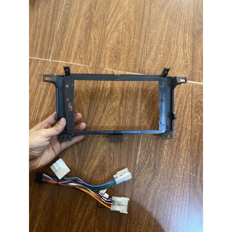 Mặt dưỡng Land Cruiser 2003 - 2008, 9 inch kèm jack nguồn zin