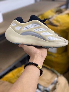 GIÀY THỂ THAO 700 V3