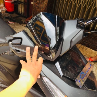 Chắn gió xe vario 125-150 nhựa cao cấp