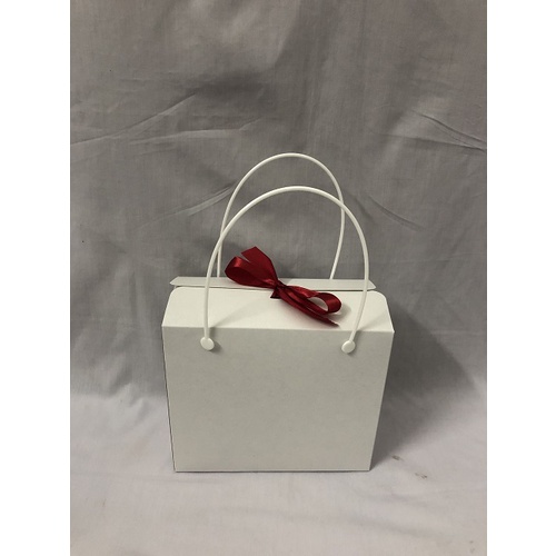Hộp giấy mặt kiếng màu trắng có quai xách kích thước 19 x 16,2 x 9,2 cm/hộp