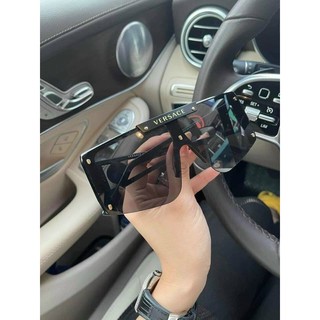 Kính Hiệu VS Dáng Vuông Sành Điệu