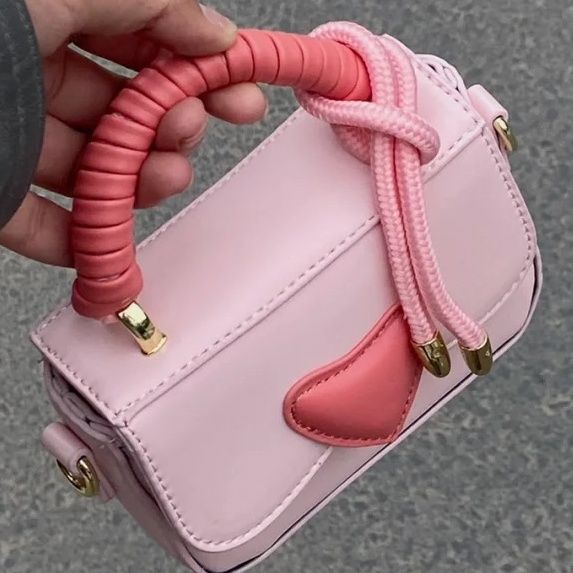 Túi Đeo Chéo Hình Vuông Nhỏ Màu Hồng Họa Tiết Trái Tim Dễ Thương Cho Nữ