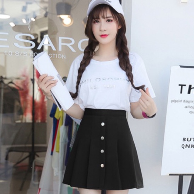 Chân váy xếp ly phối nút