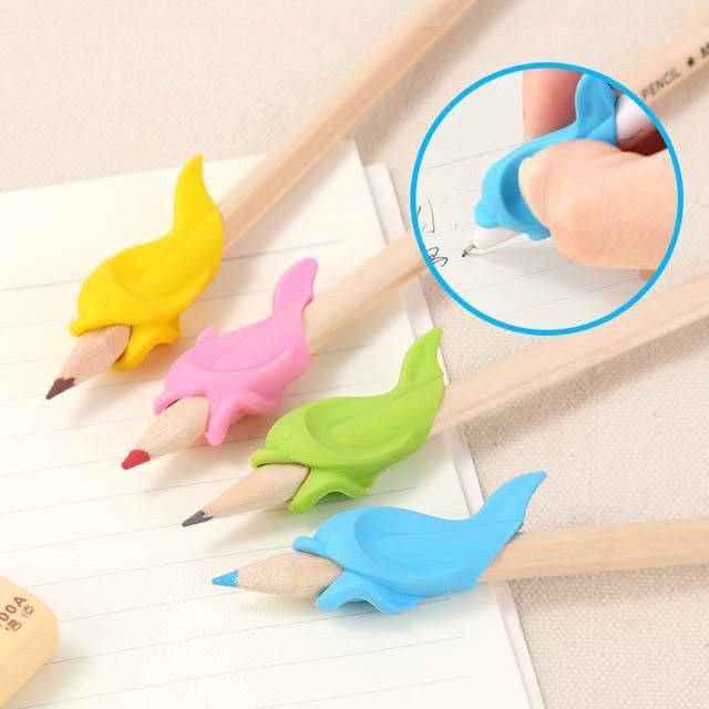 Đệm Cầm Bút Hình Cá Không mỏi tay siêu tiện lợi giá rẻ cho bé