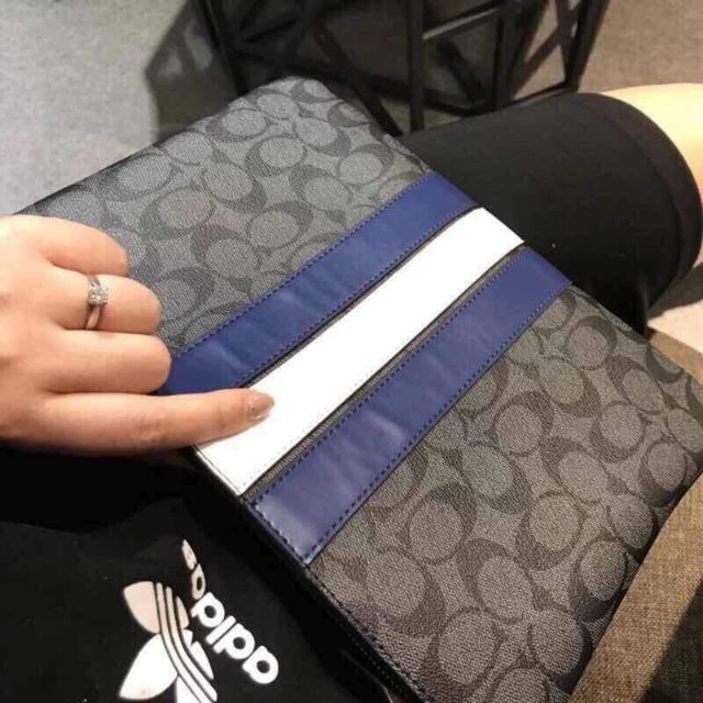 Túi cầm tay Coach