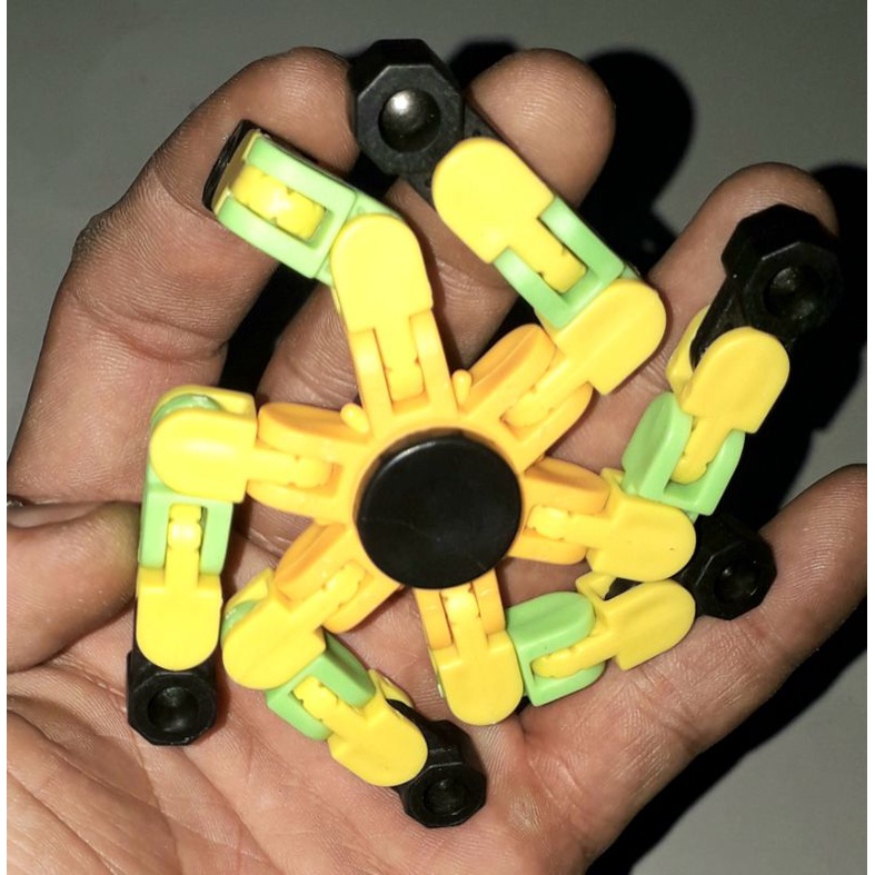 Một con quay spiner 6 cánh có thể xếp hình bằng nhựa xả stress thế hệ mới