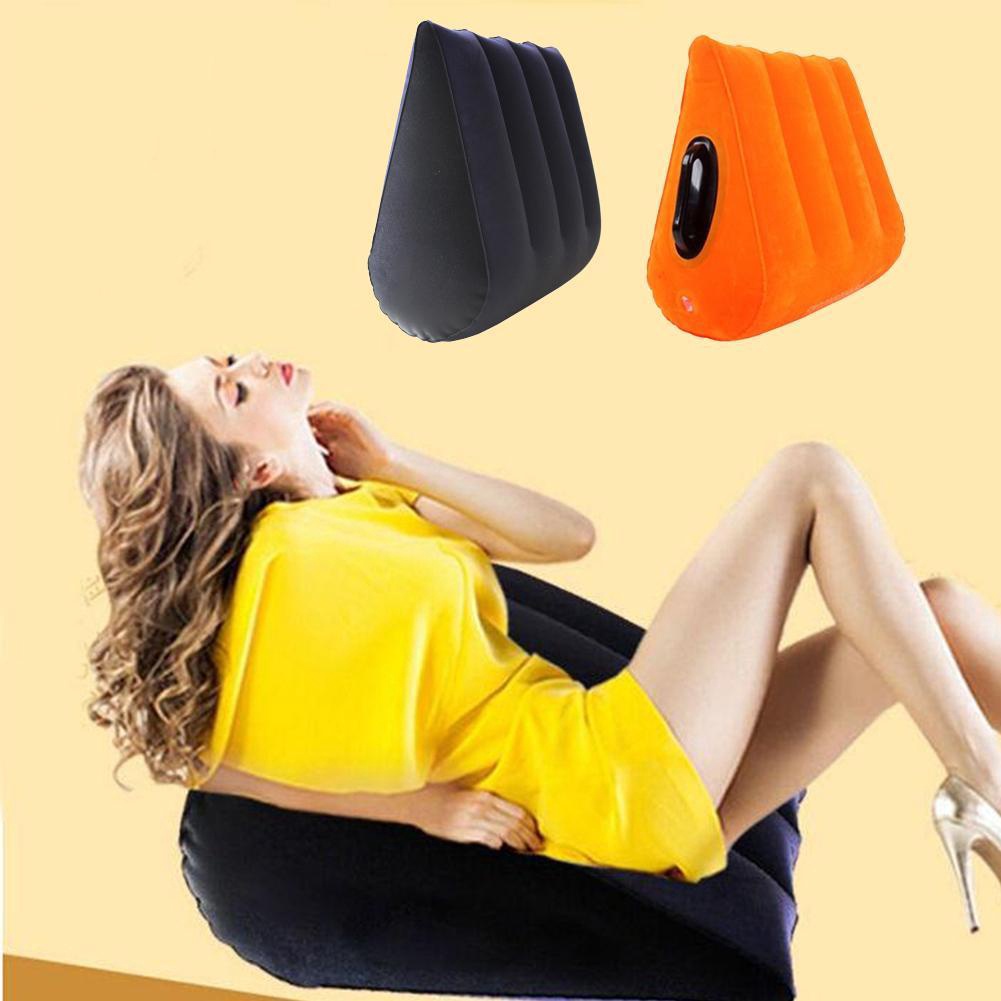 Gối bơm hơi hình tam giác hỗ trợ lưng cơ thể tiện dụng cho các cặp đôi