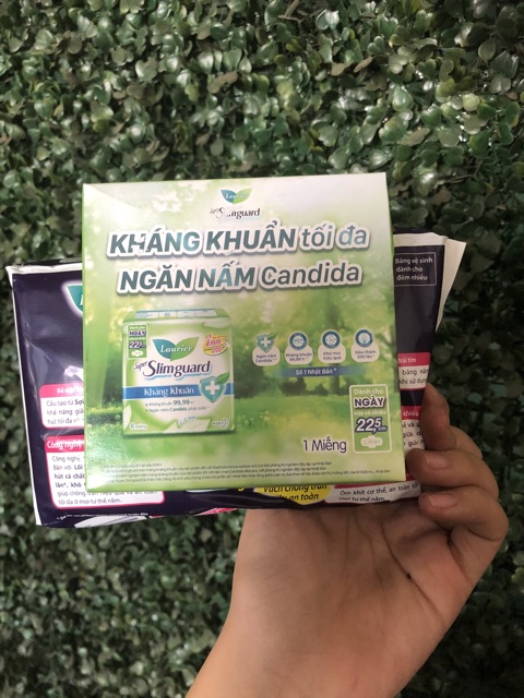 Băng vệ sinh LAURIER BAN ĐÊM 35cm của Nhật tặng 1 miếng diệt khuẩn hằng ngày