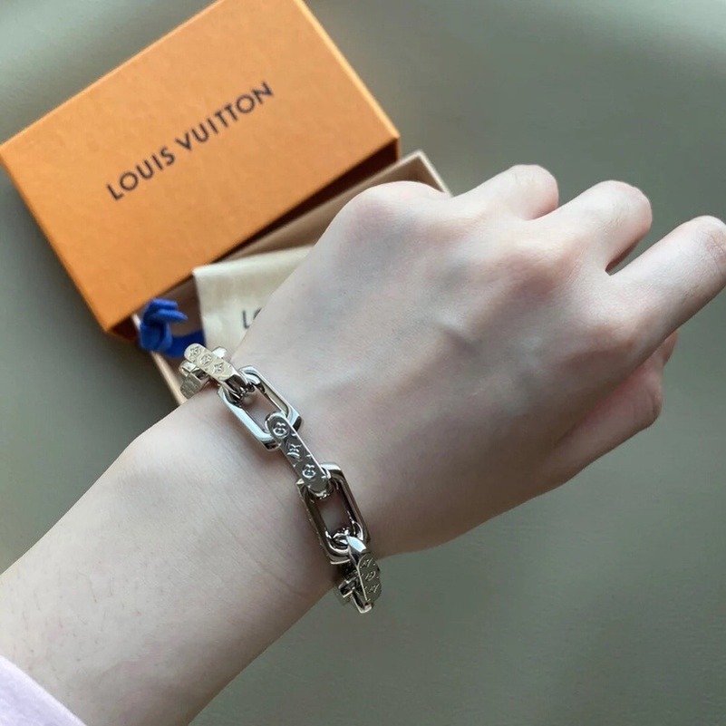 Vòng đeo tay kiểu dáng thời trang cá tính | BigBuy360 - bigbuy360.vn