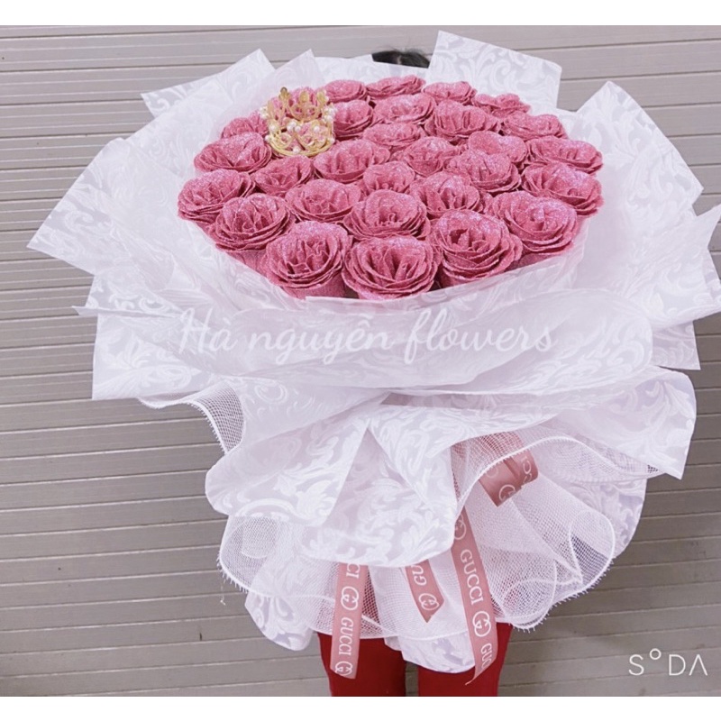 Hoa sinh nhật-hoa kỉ niệm: Bó hoa hồng nhũ 30 bông cao cấp tăng kèm chữ và vương miệng( nhận đặt màu hoa theo yêu cầu