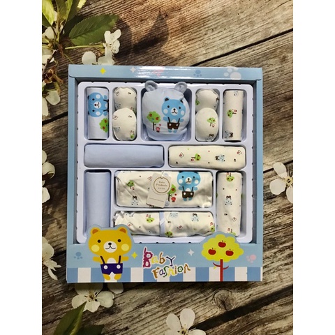 Set đồ sơ sinh, quà tặng đầy tháng  cho bé 18 chi tiết chất liệu cotton, có hộp cực đẹp và tiện lợi