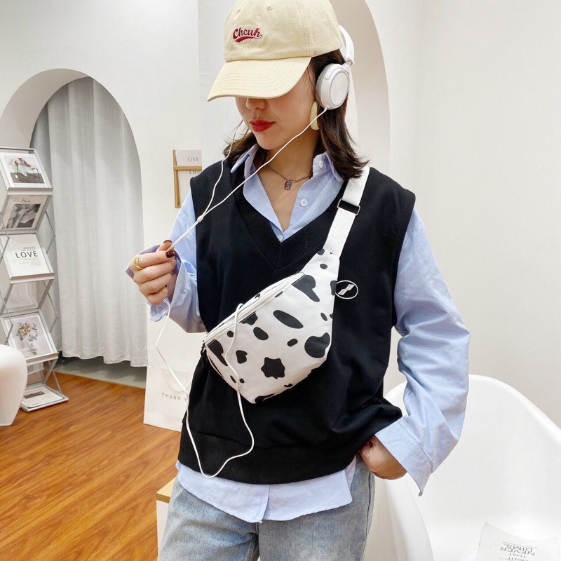 Túi đeo chéo hoạ tiết bò sữa
