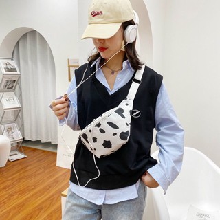 Túi đeo chéo hoạ tiết bò sữa