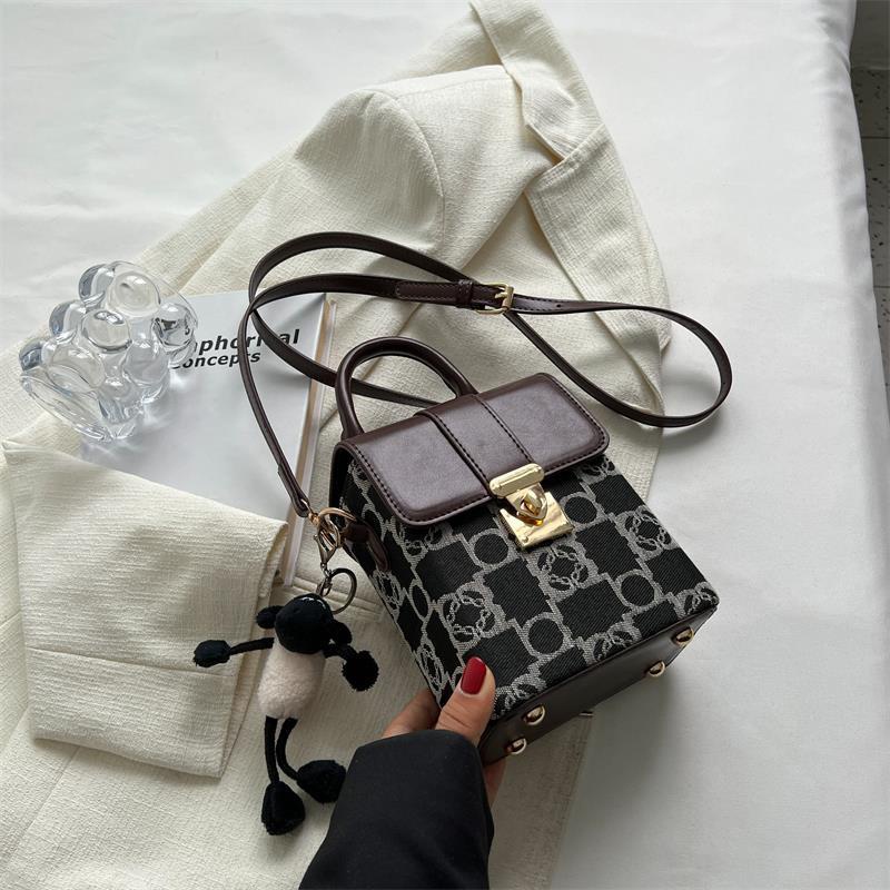 Túi Đeo Chéo Hình Vuông Nhỏ Độc Đáo Dễ Phối Đồ Thời Trang Cho Nữ
