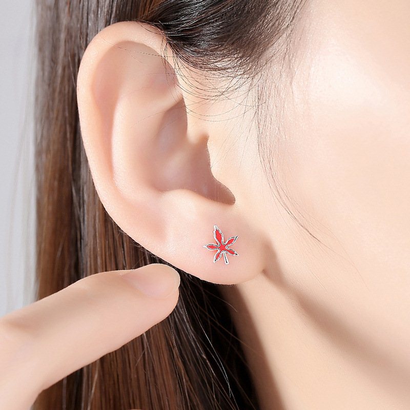 Bông Tai Nhựa Hình Lá Phong Mini Đơn Giản Thời Trang Âu Mỹ