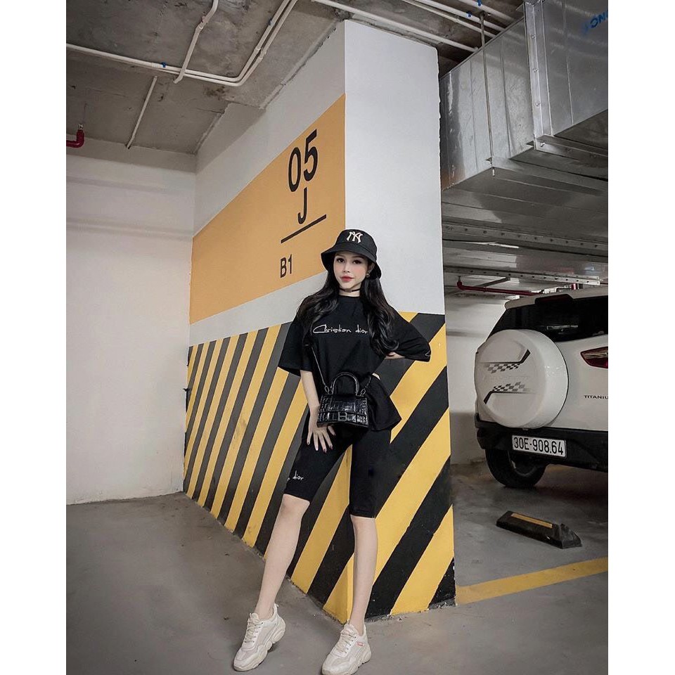 Sét bộ chữ kí lửng thêu, bộ thể thao nữ đẹp | BigBuy360 - bigbuy360.vn