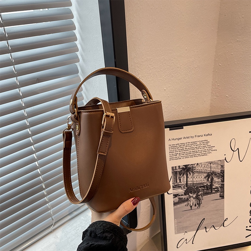 Túi IELGY đeo một bên vai phong cách retro dễ phối đồ thời trang cho nữ