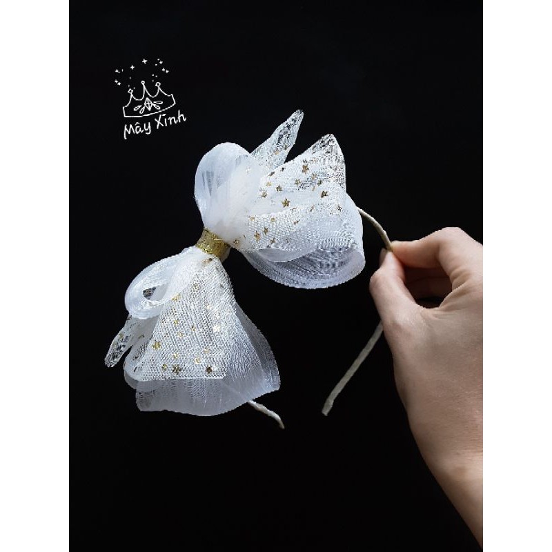 Cài tóc trắng nơ to cho bé phối sao xinh