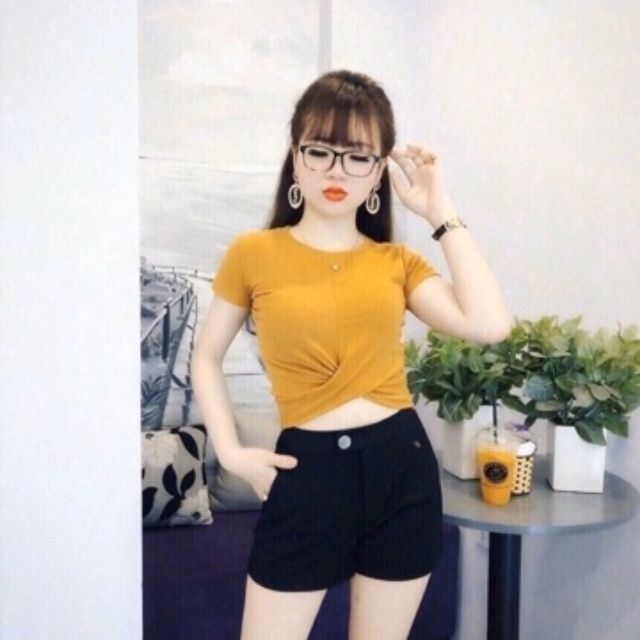 Áo croptop xoắn eo điệu đà