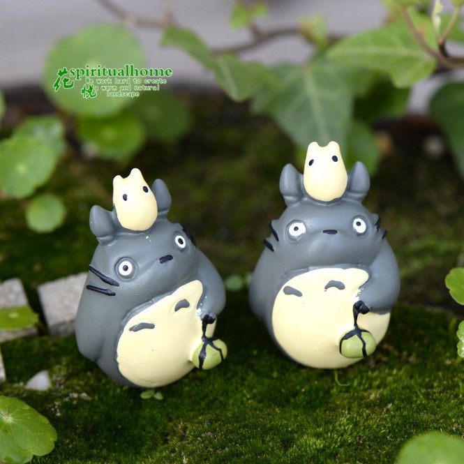 Mô hình Totoro lớn và Chibi Totoro cầm gói quà trang trí tiểu cảnh, móc chìa khóa, DIY