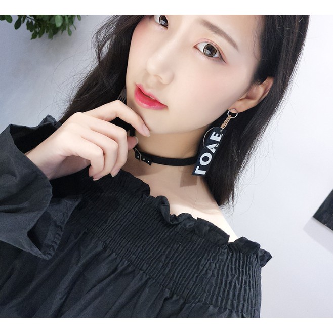 Khuyên tai love đen trắng bản lớn
