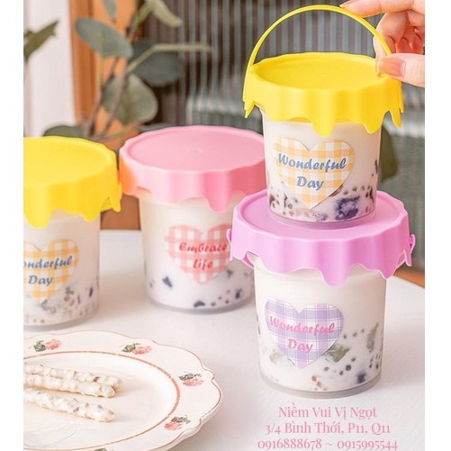 Xô Nhựa Quai Xách Nắp Hình Sơn Nước (500ml) ~ Hồng