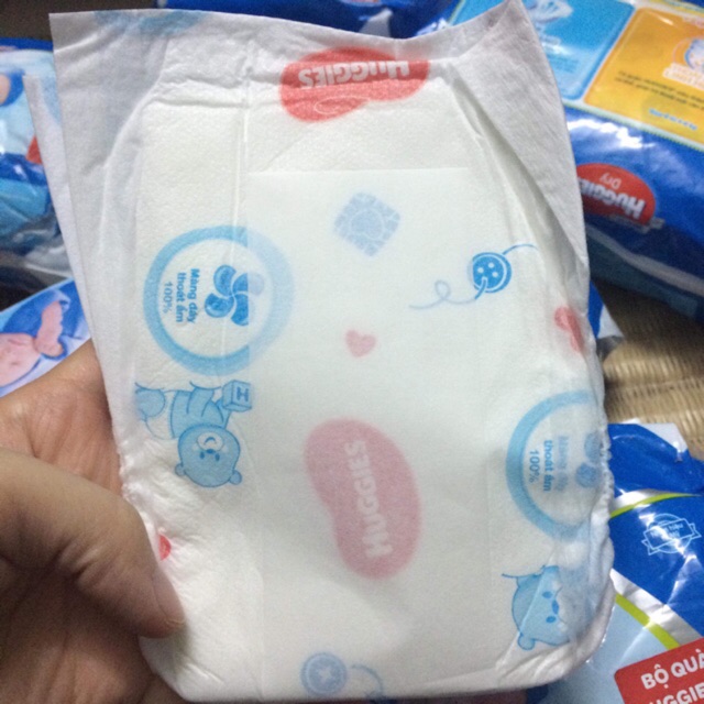 (Tã trần) Miếng lót sơ sinh Huggies NB1 - 100 miếng