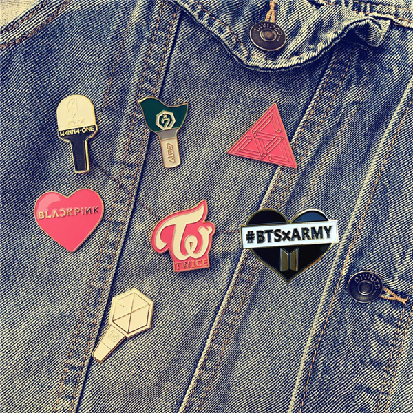 Ghim cài áo thiết kế logo và lightstick các nhóm nhạc Kpop dễ thương xinh xắn