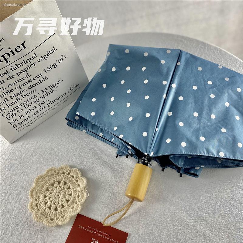 Dù xếp che nắng/ mưa bằng cao su tay cầm gỗ màu đen in họa tiết hoa phong cách Nhật Hàn