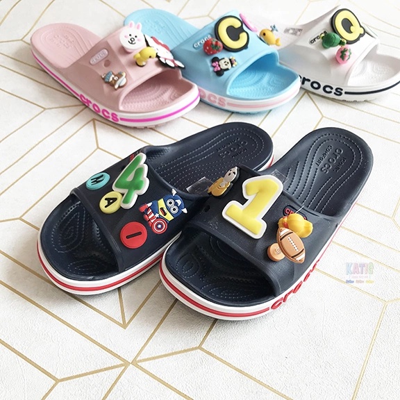 Dép lê Cross baya quai ngang màu xanh than họa tiết viền đỏ DE990ZZ tặng thêm 12 sticker Cross