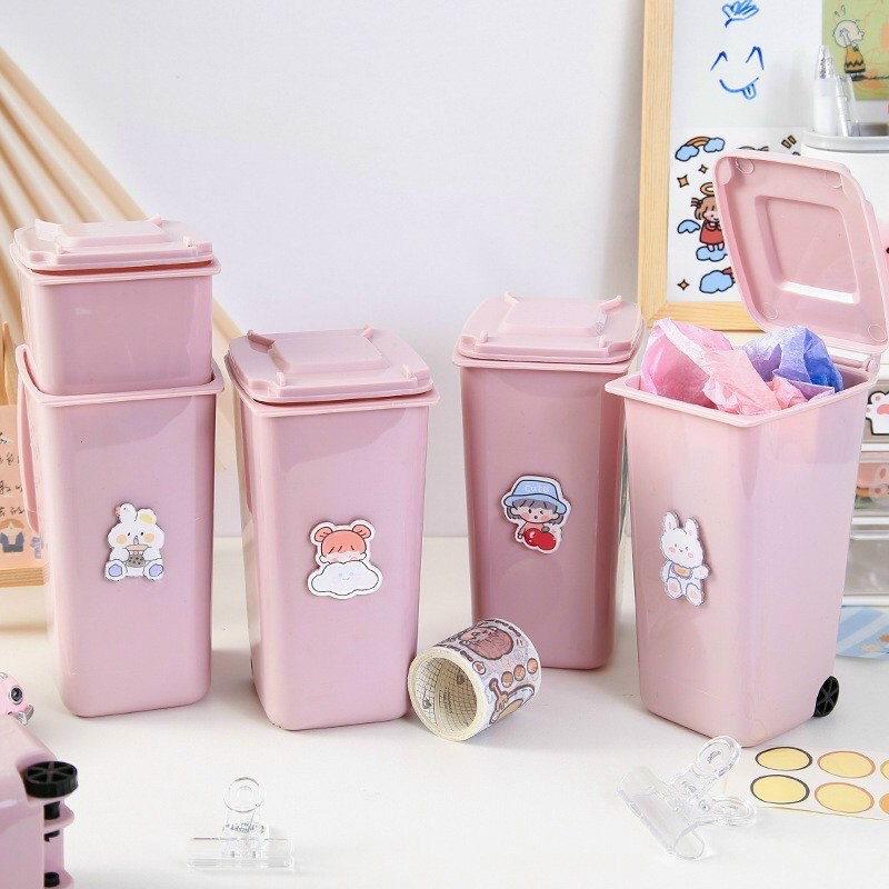 Thùng rác mini để bàn kiêm hộp bút màu hồng có bánh xe và nắp siêu cute dễ thương