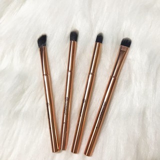 Cọ trang điểm kích thước 10*2 cm chất liệu thân bằng nhựa và sợi nylon và sợi tơ nhân tạo hiệu Bh Cosmetics